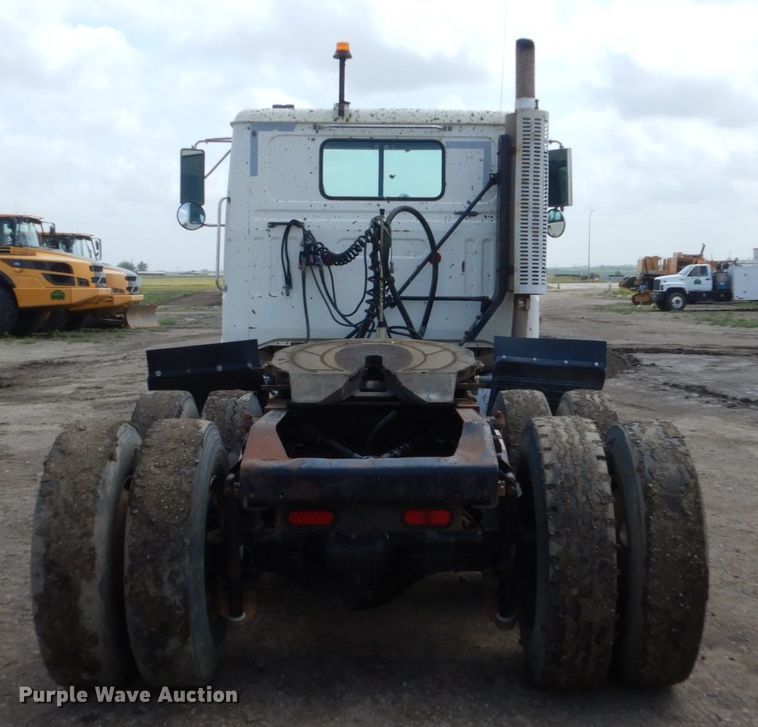 image for item GA9166 1994 White GMC WG64T  semi truck