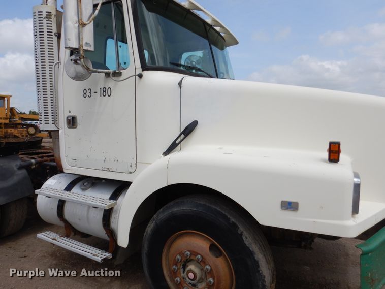 image for item GA9166 1994 White GMC WG64T  semi truck