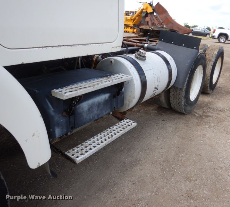 image for item GA9166 1994 White GMC WG64T  semi truck