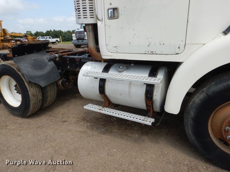 image for item GA9166 1994 White GMC WG64T  semi truck