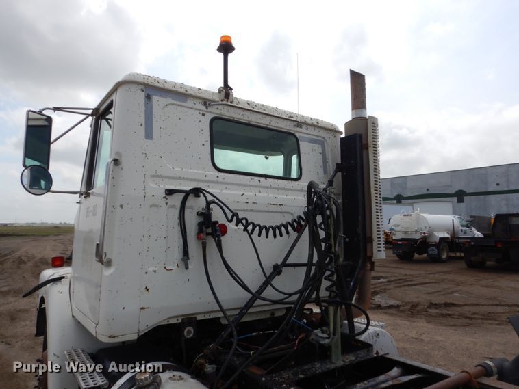 image for item GA9166 1994 White GMC WG64T  semi truck