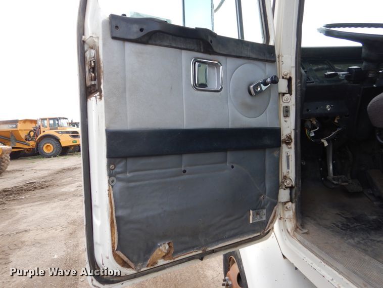 image for item GA9166 1994 White GMC WG64T  semi truck