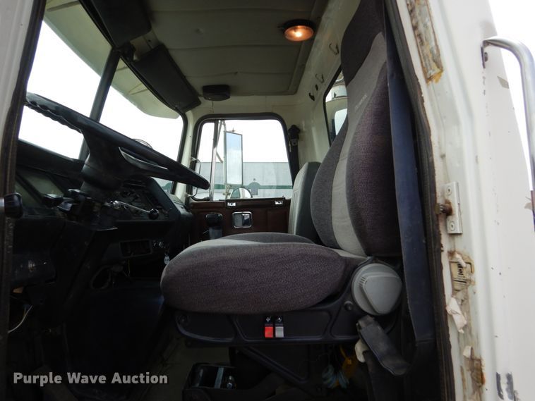 image for item GA9166 1994 White GMC WG64T  semi truck