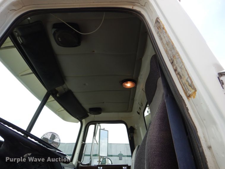 image for item GA9166 1994 White GMC WG64T  semi truck