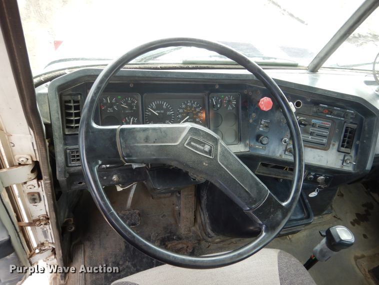 image for item GA9166 1994 White GMC WG64T  semi truck