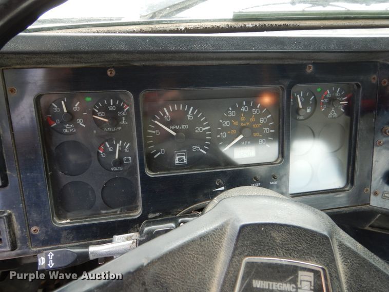 image for item GA9166 1994 White GMC WG64T  semi truck