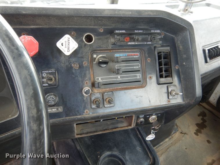 image for item GA9166 1994 White GMC WG64T  semi truck