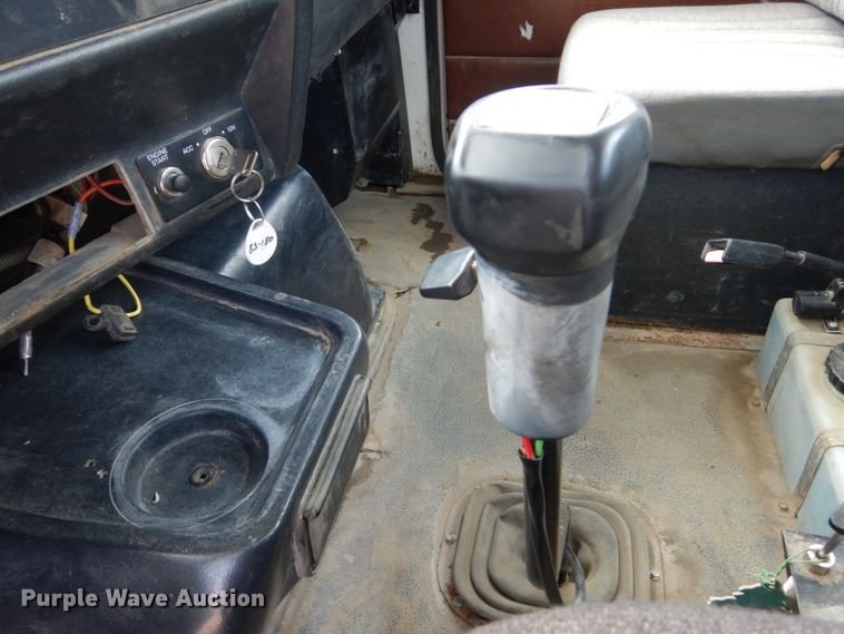 image for item GA9166 1994 White GMC WG64T  semi truck