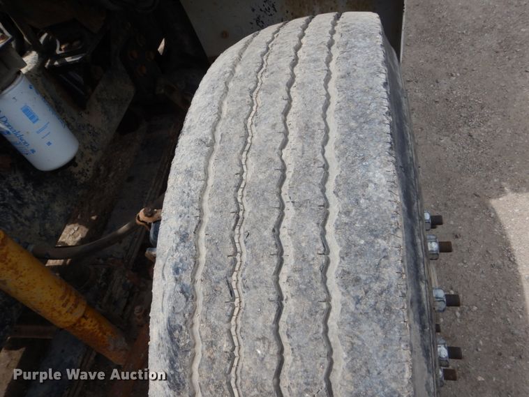 image for item GA9166 1994 White GMC WG64T  semi truck