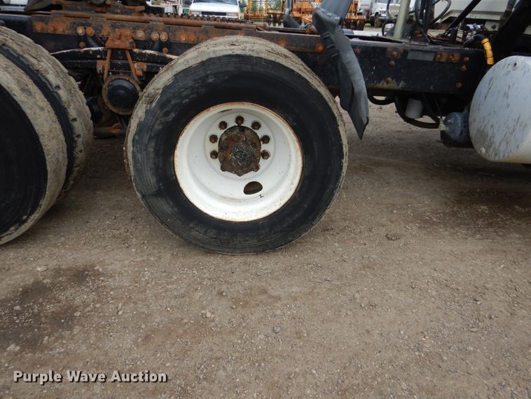 image for item GA9166 1994 White GMC WG64T  semi truck