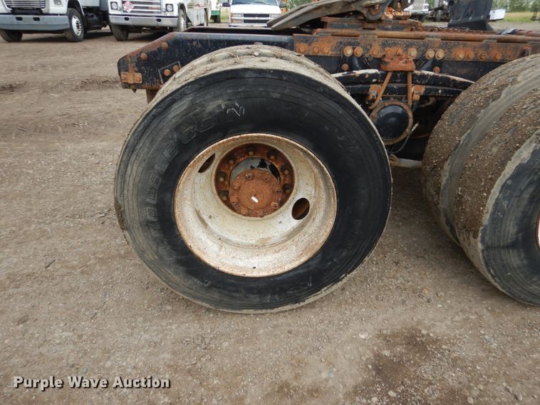 image for item GA9166 1994 White GMC WG64T  semi truck