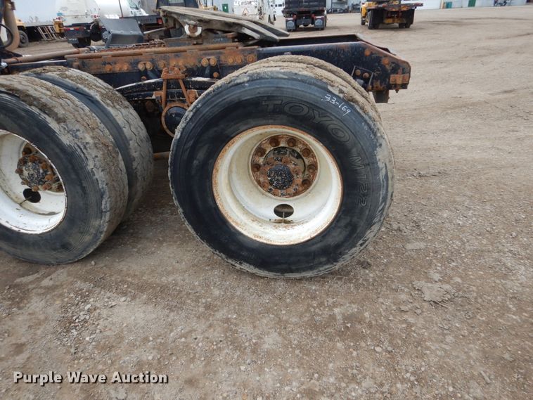 image for item GA9166 1994 White GMC WG64T  semi truck