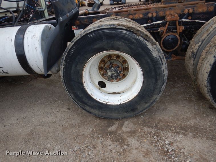 image for item GA9166 1994 White GMC WG64T  semi truck