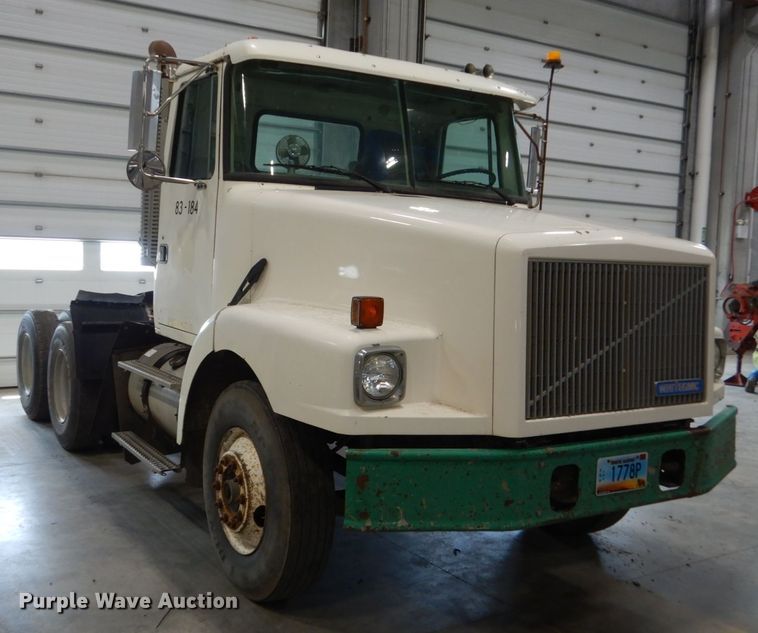image for item GA9171 1994 White GMC WG64T  semi truck