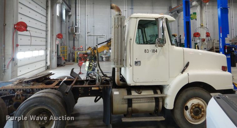 image for item GA9171 1994 White GMC WG64T  semi truck