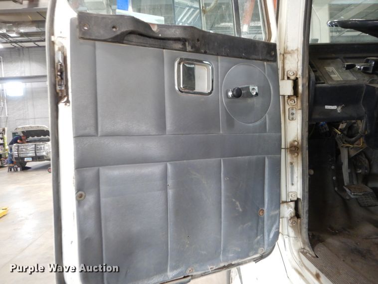 image for item GA9171 1994 White GMC WG64T  semi truck