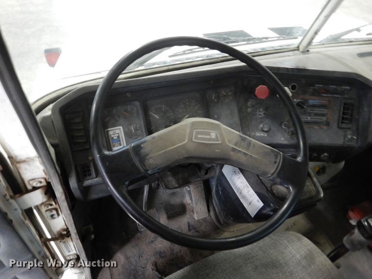 image for item GA9171 1994 White GMC WG64T  semi truck