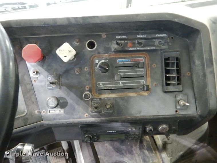 image for item GA9171 1994 White GMC WG64T  semi truck