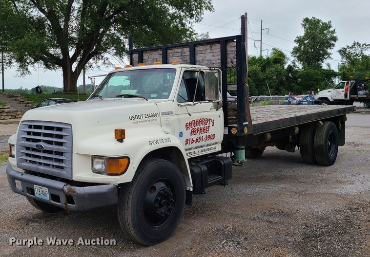 image for item GT9159 1998 Ford F800  flatbed truck