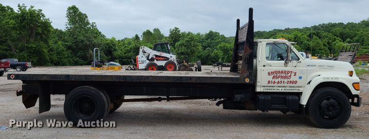 image for item GT9159 1998 Ford F800  flatbed truck