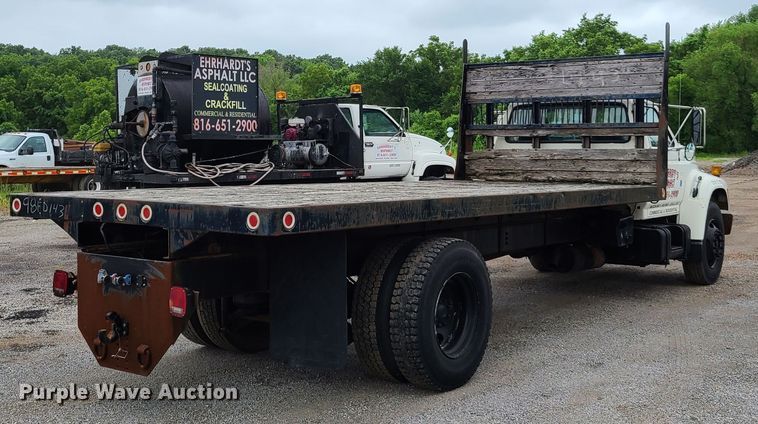 image for item GT9159 1998 Ford F800  flatbed truck