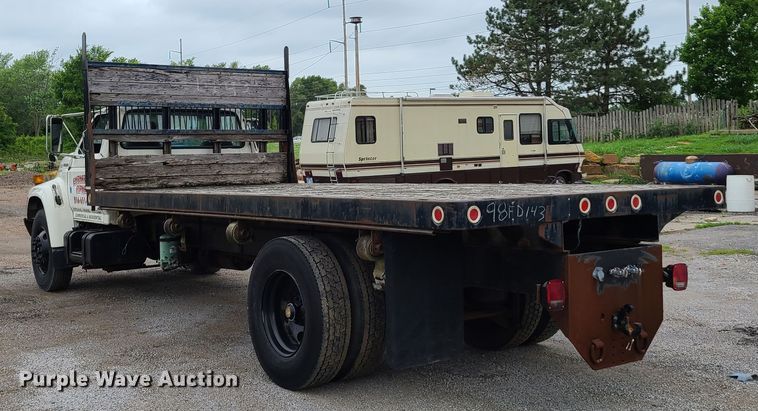 image for item GT9159 1998 Ford F800  flatbed truck