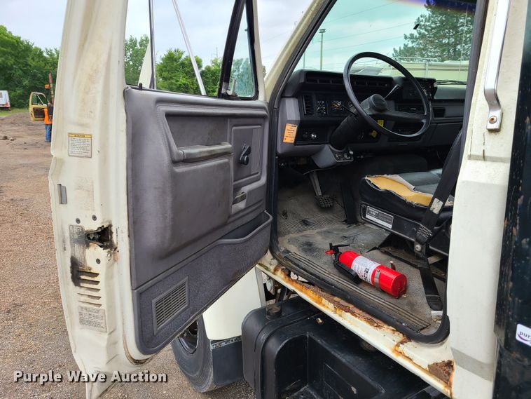 image for item GT9159 1998 Ford F800  flatbed truck