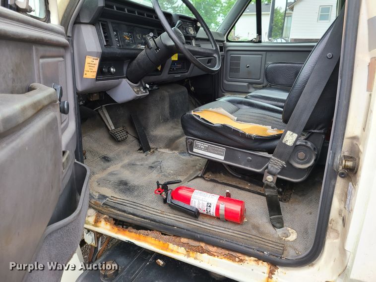 image for item GT9159 1998 Ford F800  flatbed truck