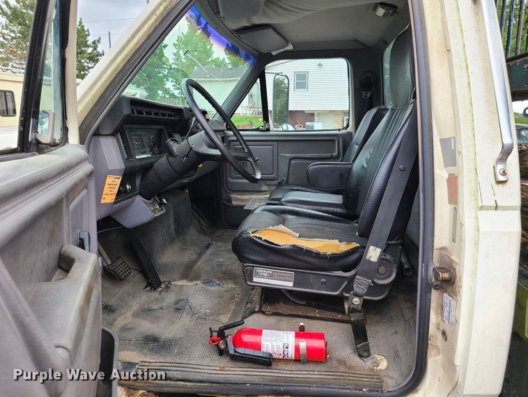 image for item GT9159 1998 Ford F800  flatbed truck