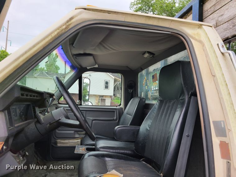 image for item GT9159 1998 Ford F800  flatbed truck