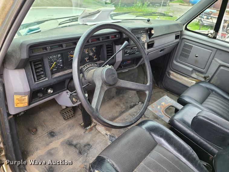 image for item GT9159 1998 Ford F800  flatbed truck