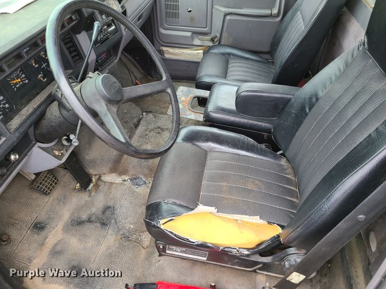 image for item GT9159 1998 Ford F800  flatbed truck