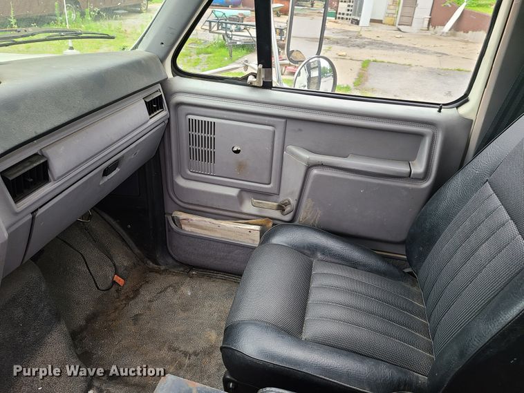 image for item GT9159 1998 Ford F800  flatbed truck