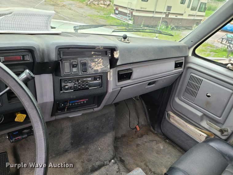 image for item GT9159 1998 Ford F800  flatbed truck