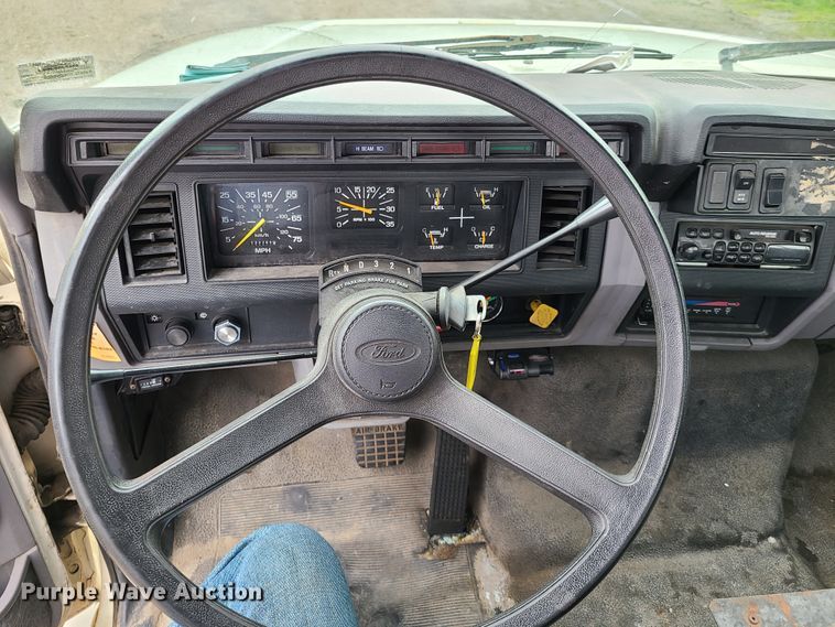 image for item GT9159 1998 Ford F800  flatbed truck