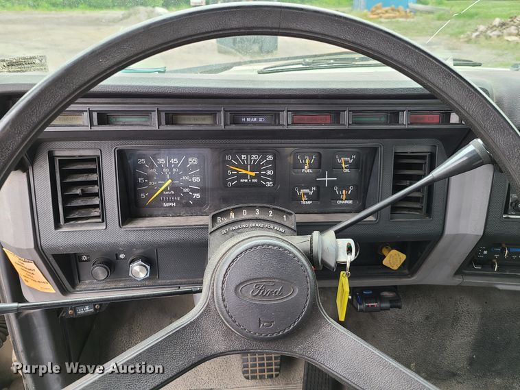 image for item GT9159 1998 Ford F800  flatbed truck