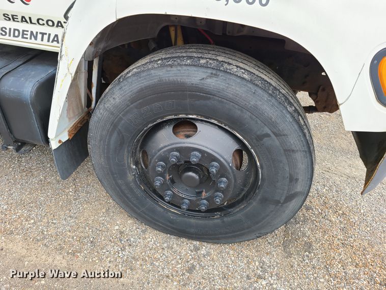 image for item GT9159 1998 Ford F800  flatbed truck