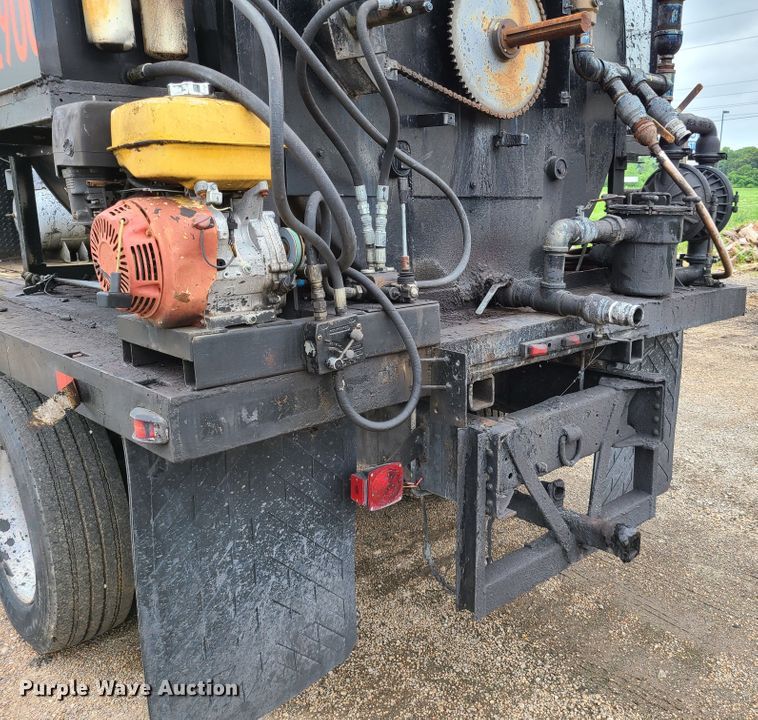 image for item GT9160 1997 GMC C7500 asphalt sealcoat truck