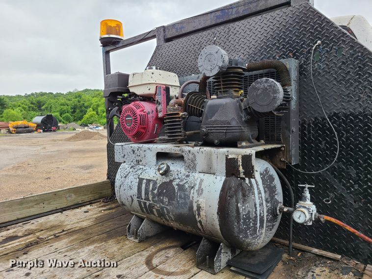 image for item GT9160 1997 GMC C7500 asphalt sealcoat truck