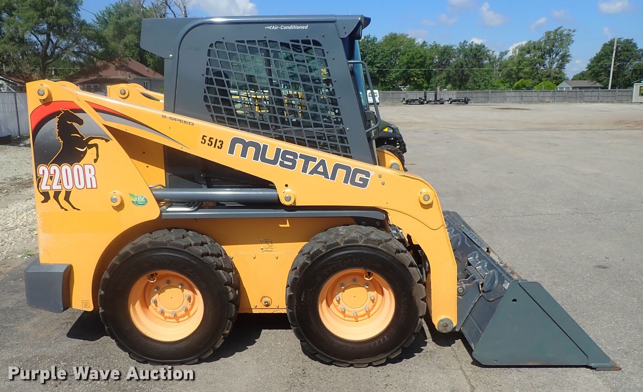2017 Mustang 2200R skid steer loader in Hutchinson, KS Item DG2377