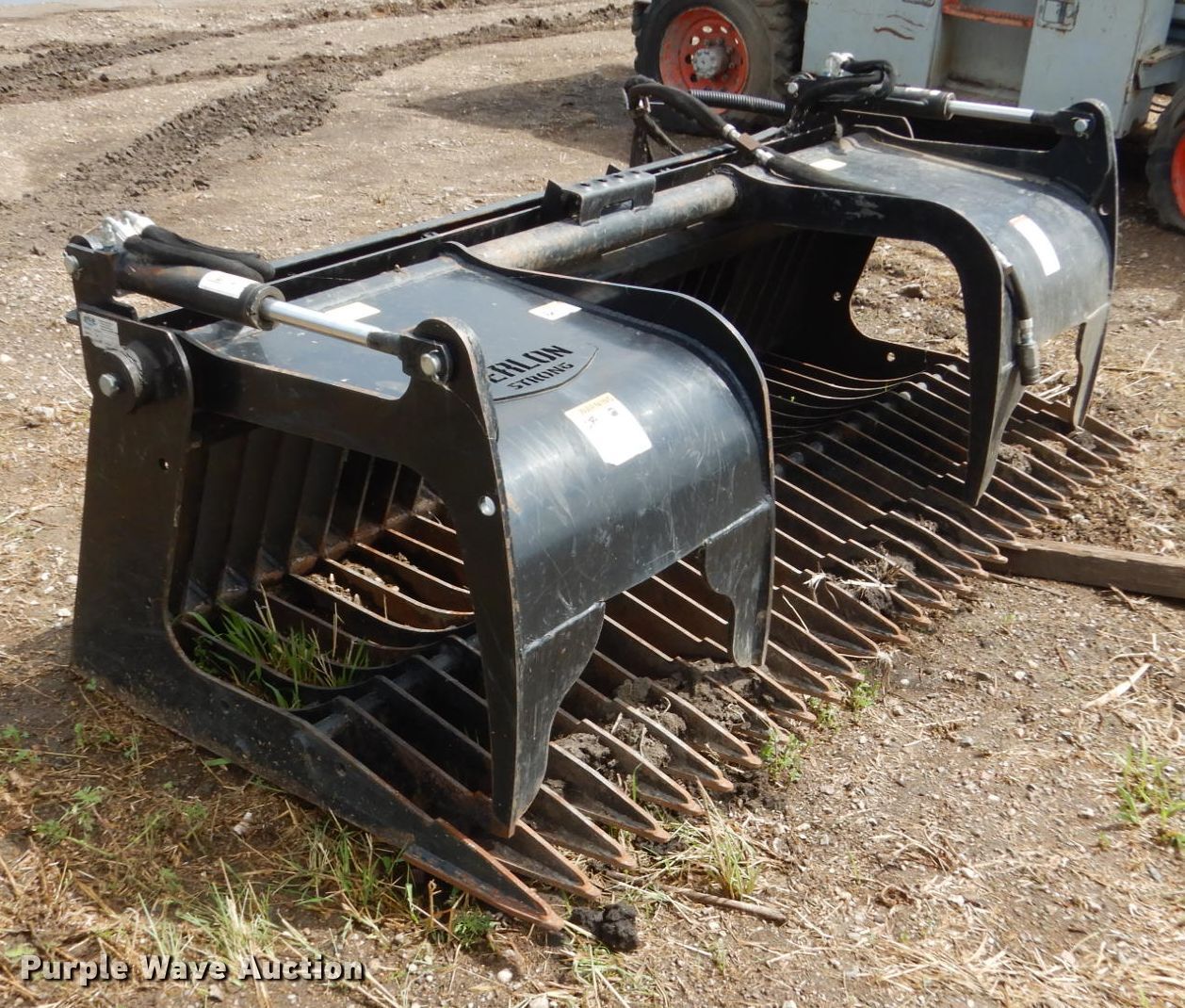 Berlon SKLG84 84"W skid steer grapple bucket in Hayti, SD Item