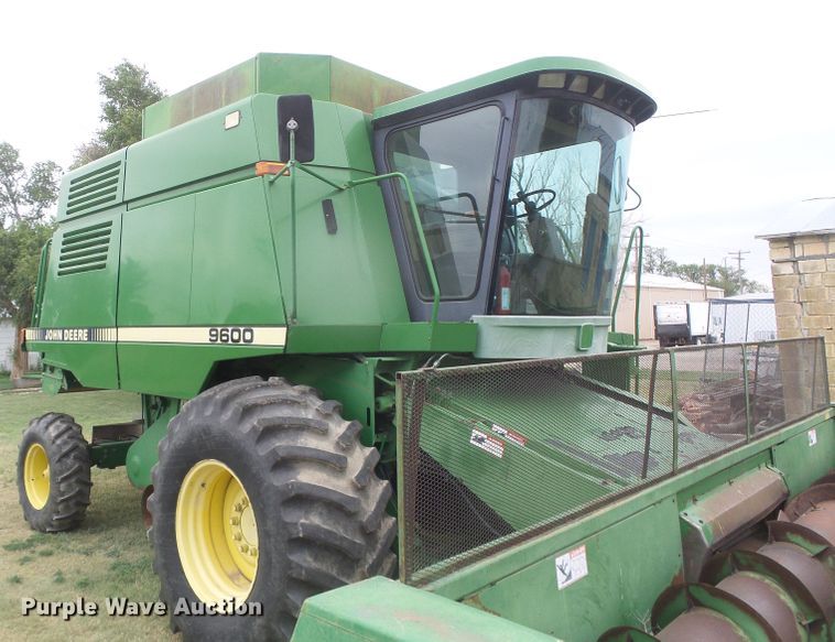image for item DD0422 1989 John Deere 9600 combine