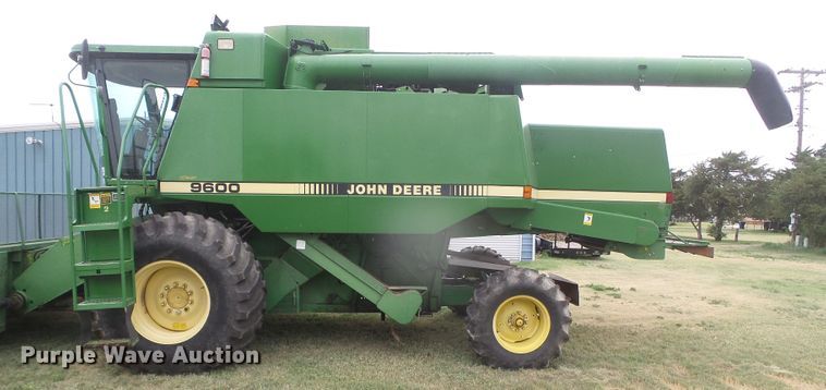 image for item DD0422 1989 John Deere 9600 combine