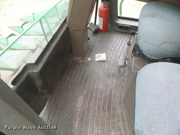 image for item DD0422 1989 John Deere 9600 combine