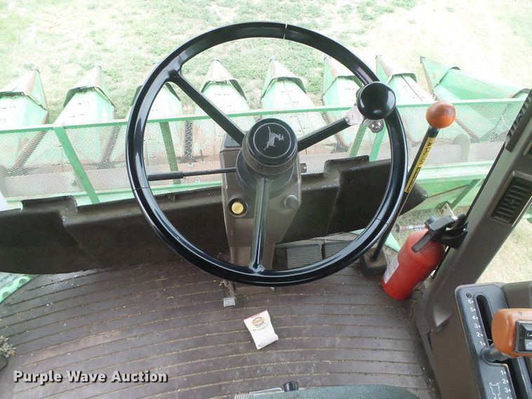 image for item DD0422 1989 John Deere 9600 combine