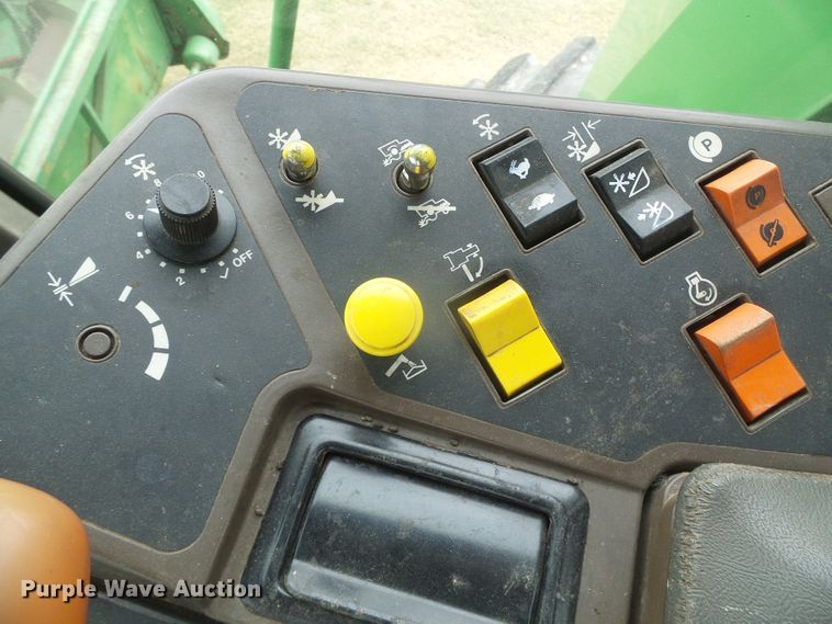 image for item DD0422 1989 John Deere 9600 combine