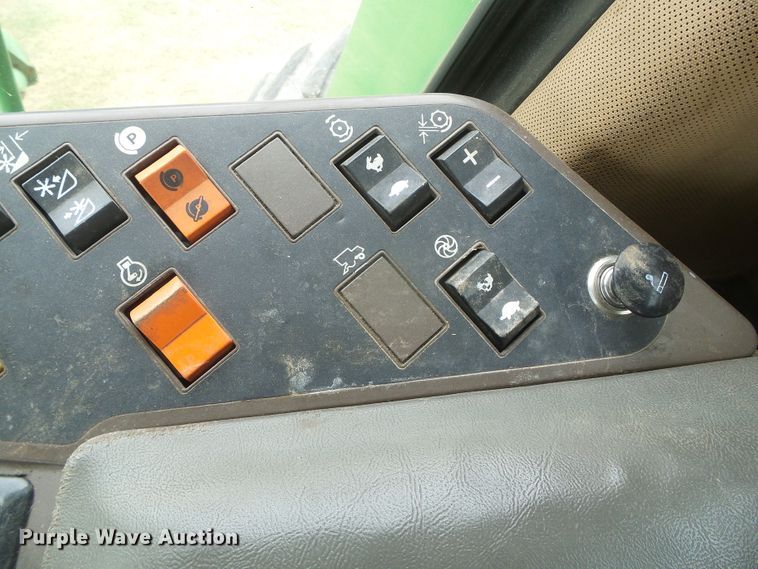 image for item DD0422 1989 John Deere 9600 combine