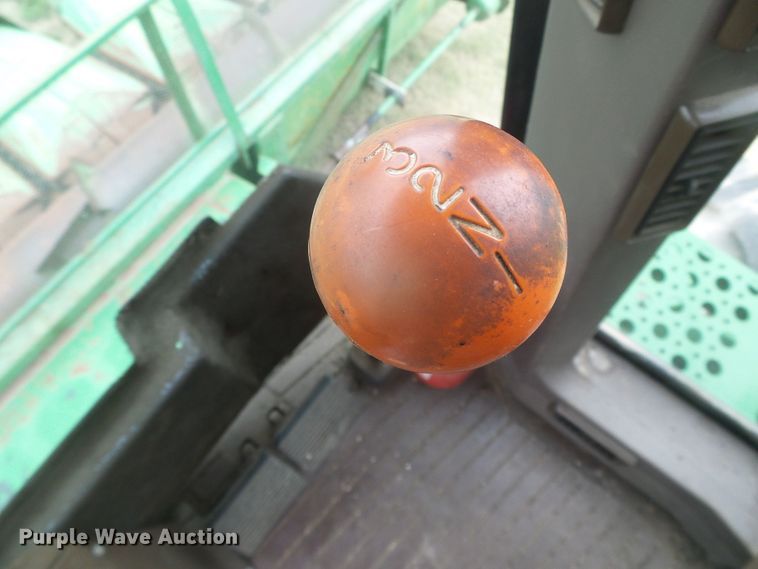 image for item DD0422 1989 John Deere 9600 combine