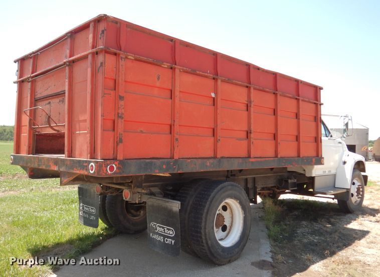 image for item DF4206 1995 Ford F700  grain truck