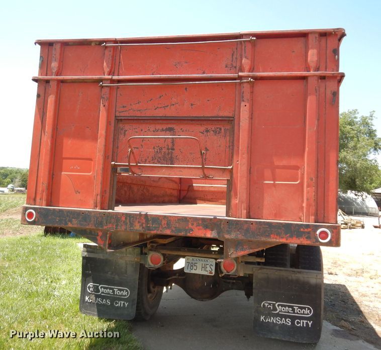 image for item DF4206 1995 Ford F700  grain truck